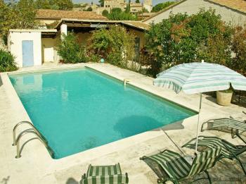 Holiday house with pool for 6 persons in Maubec in the luberon