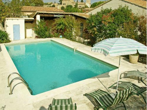 Holiday house with pool for 6 persons in Maubec in the luberon