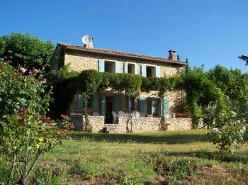 Gîte 3 stars surrounded by wineyards with a unique view towards the Luberon