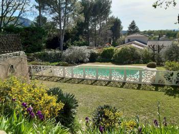 Villa rental with pool at the foot of the Luberon