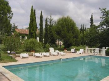 Large house with pool for 6 to 10 people in the Luberon
