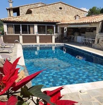Air-conditioned vacation rental in the Luberon, in Caseneuve