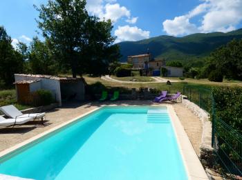 Charming cottage with pool facing the Luberon