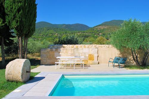 Charming provencal stone house in southern Luberon (Provence)
