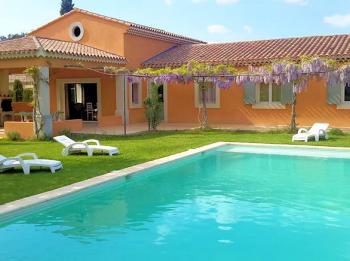 Holiday villa with pool for 8 persons at the foot of the Luberon