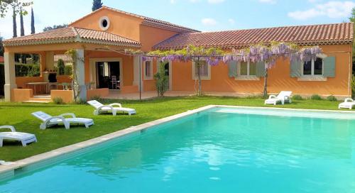 Holiday villa with pool for 8 persons at the foot of the Luberon