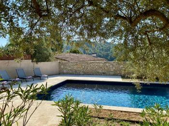 Seasonal rental with swimming pool for 8 people in the Luberon