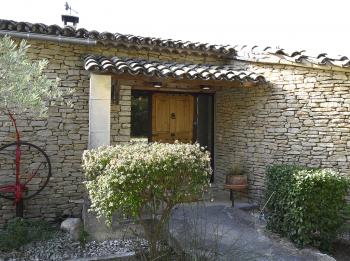 SUPERBE VILLA STYLE PROVENÇALE SUR GORDES A SEULEMENT 10 MINUTES DU VILLAGE , VUE SUR LE LUBERON