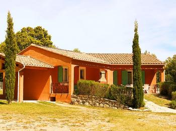 Holiday villa with swimming pool in the ocher of the Luberon