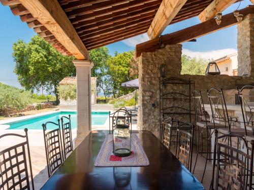 Luxury villa for 10/11 people with heated swimming pool in Ménerbes in the Luberon