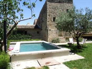Village house with swimming pool in the heart of Provence