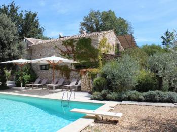 Location de charme avec piscine pour 4 personnes à Gordes